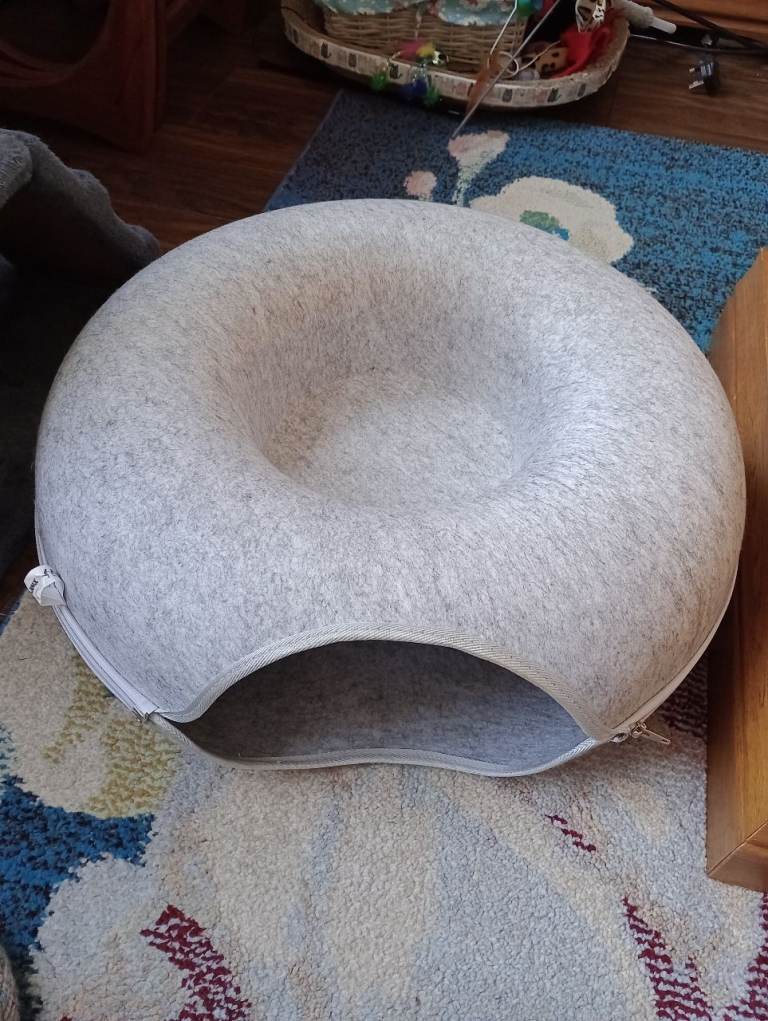 Doughnut pet bed/toy/cat cave