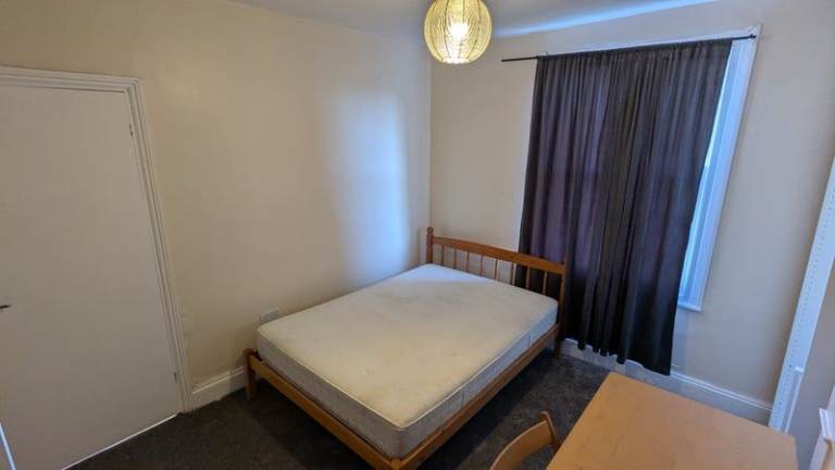 BEDSIT  in SHARED HOUSE IN NORTHCOTE RD AREA