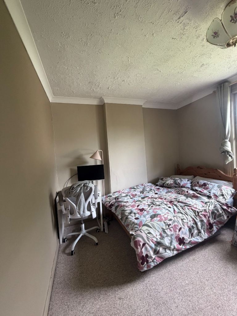 Double room to rent for month of Fringe