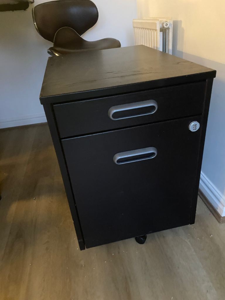 Filling cabinet with drawers