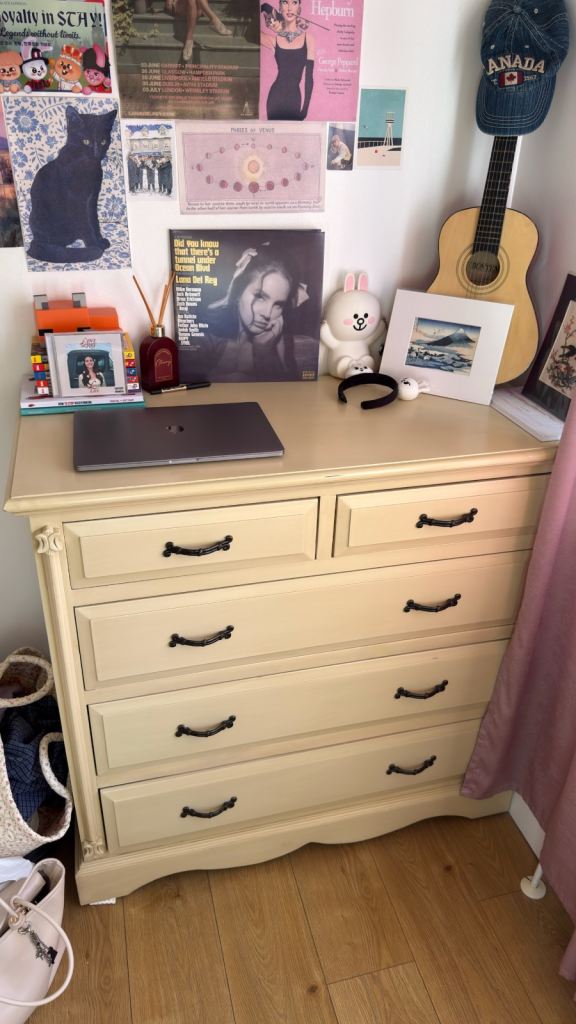 Vintage style Cream Chest of Drawers with Black Handles – Good Condition
