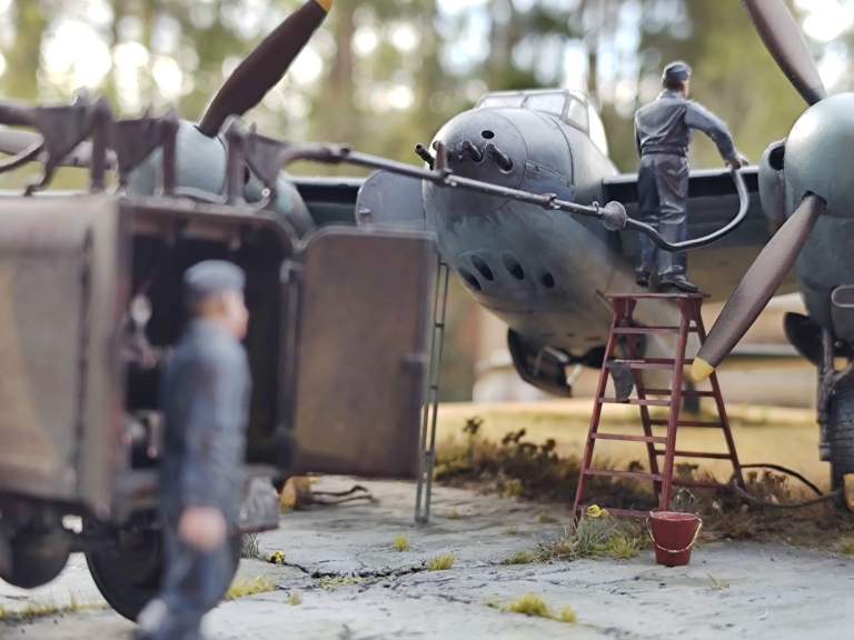 DeHavilland Mosquito WW2 plane diaroma 