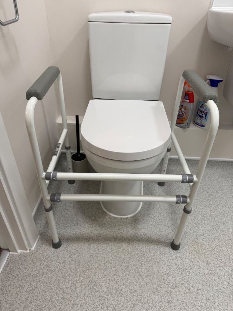 Height adjustable toilet frame 