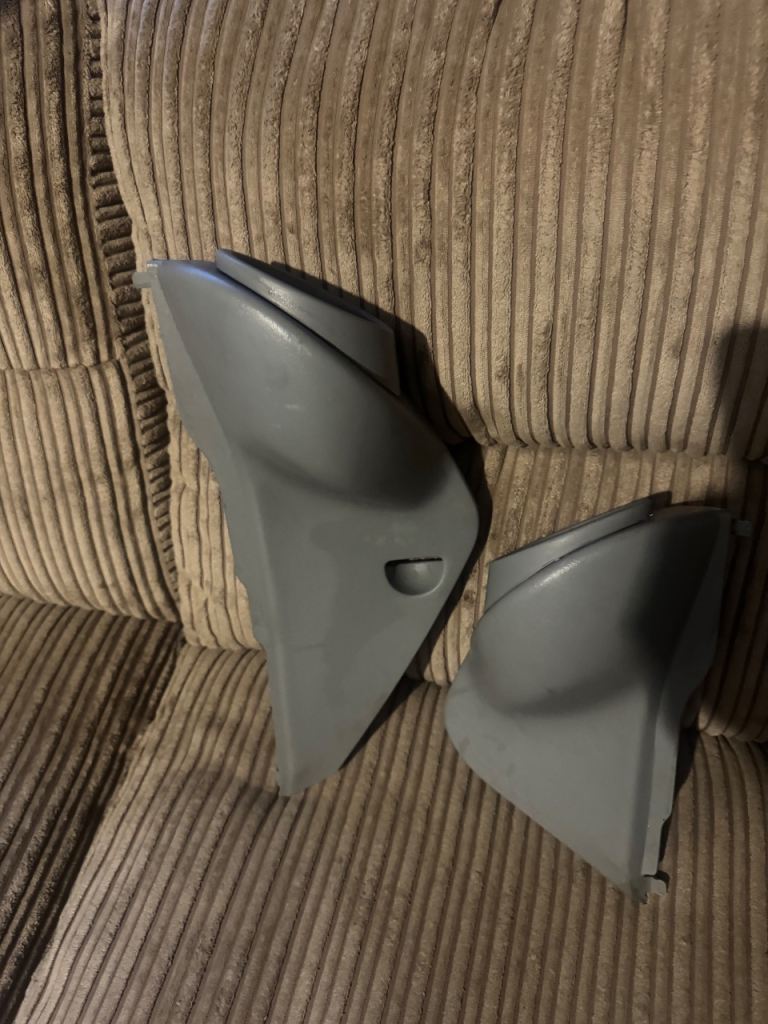 2012 Vauxhall Vivaro drivers and passengers cup holders 