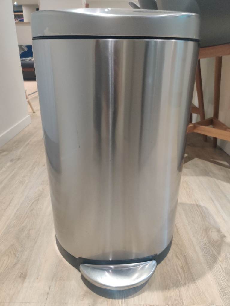 Slightly worn simple human bin with 60 liners