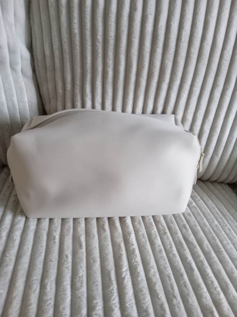 NEW CREAM/TAUP BURBERRY UNISEX FAUX LEATHER TOILET BAG.