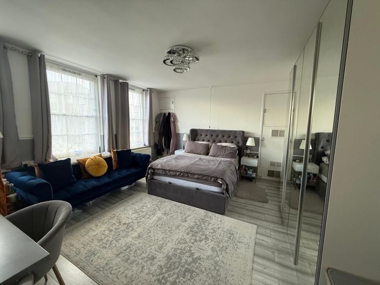 HUGE STUDIO (N7) - SEPARATE KITCHEN - 5 MINS TO TUBE - PRIME ISLINGTON