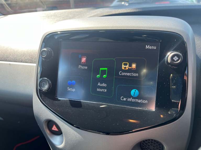 TOYOTA AYGO 1.0 VVT-i x-trend in Super Red 2021