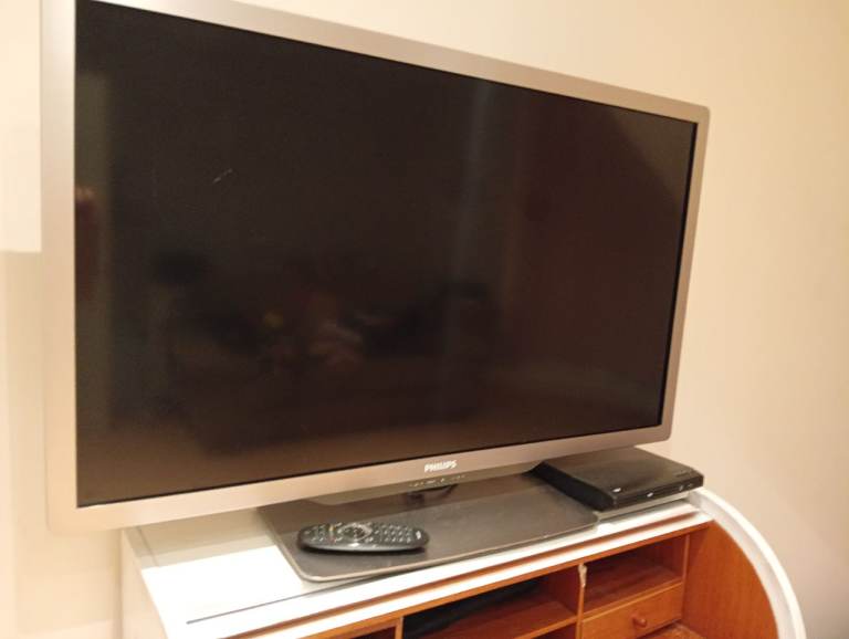Philips Flat Screen TV with Ambilight & Remote