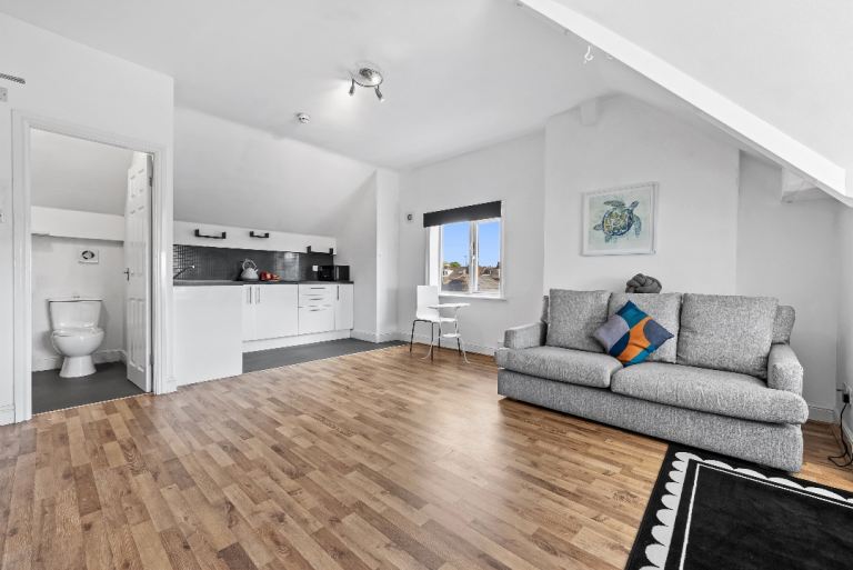 8 x self contained studio flats, ALL BILLS INCLUDED 