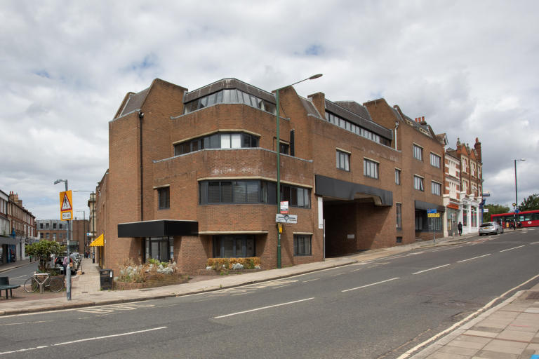 London - TW110JR \ All-Inclusive Office Space for 2 Workstations