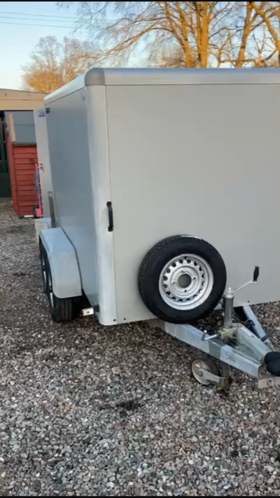 Indispensable box trailer taller than