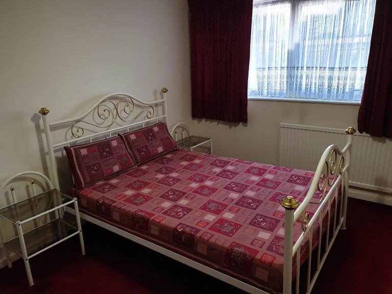 Spacious and fully furnish room to rent in Heston/Hounslow. All bills included. 