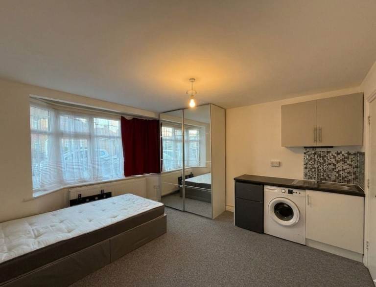 Furnished studio Flat to rent- Edgware (HA8)