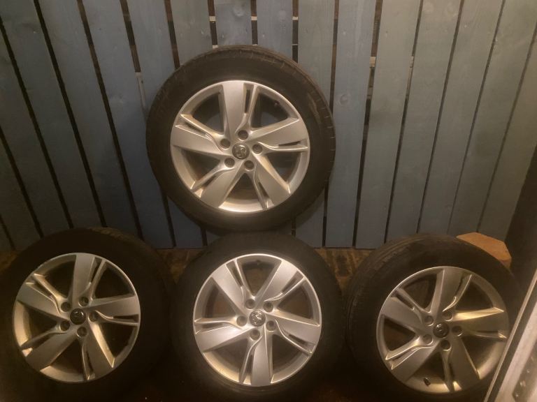 Vauxhall Astra J GTC alloy wheels with good tyres 