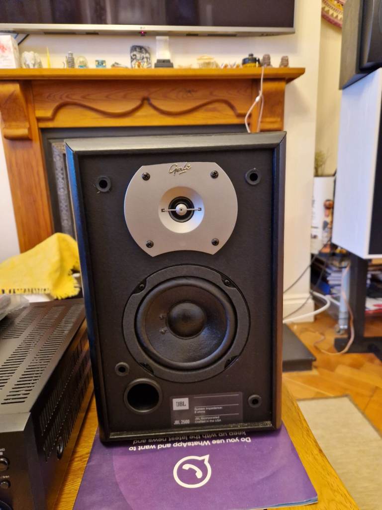 JBL 2500 bookshelf Speakers  - beautiful sound 