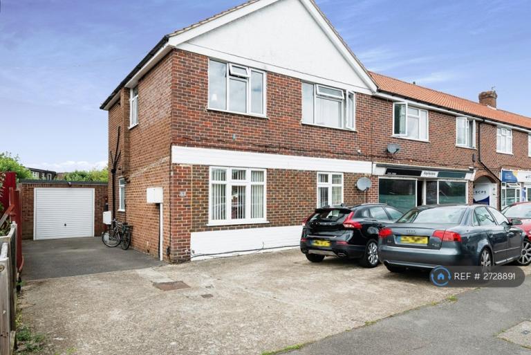 1 bedroom flat in Cannon Grove, Leatherhead, KT22 (1 bed) (#2728891)