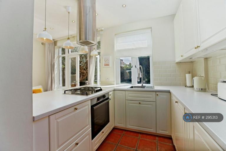 3 bedroom house in Colebrook Road, London, SW16 (3 bed) (#295313)