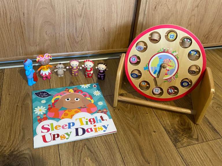 IN THE NIGHT GARDEN BUNDLE : WOODEN REVERSIBLE DAY & NIGHT CLOCK, NEW UPSY DAISY BOOK & 6 X FIGURES