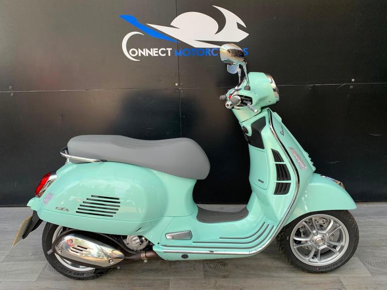 PIAGGIO VESPA GTS 300 ABS 2024 VERY LOW MILEAGE 1 OWNER HPI CLEAR
