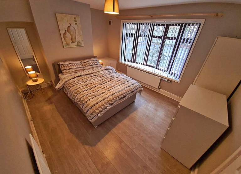 SPACIOUS MODERN ROOM AVAILABLE MAY -  LOWER ANTRIM ROAD 