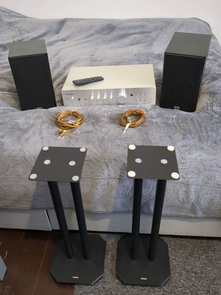 Audizio AD220 Stereo Amplifier w/ remote + Dali speakers + Speaker stands
