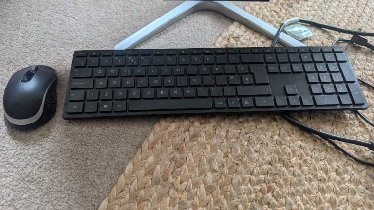 Acer Aspire C24 intel core i3 with wireless keyboard and mouse.