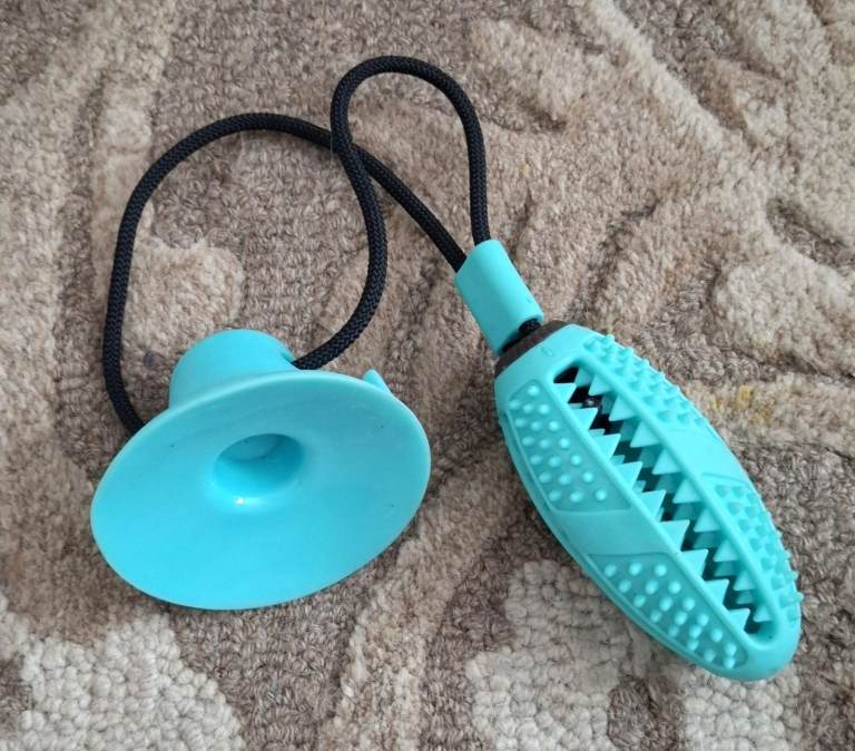 BRAND NEW DOG SUCTION CUP CHEW TOY PERFECT FOR CLEANING THEIR TEETH NEW