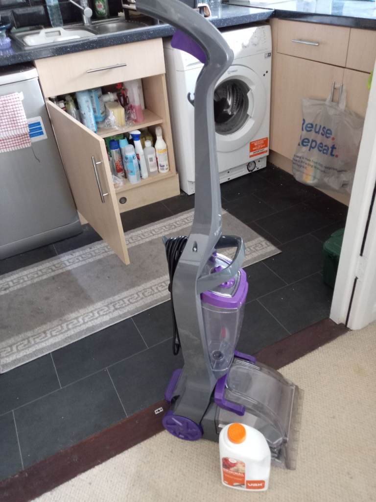 carpet cleaner with cleaning solution