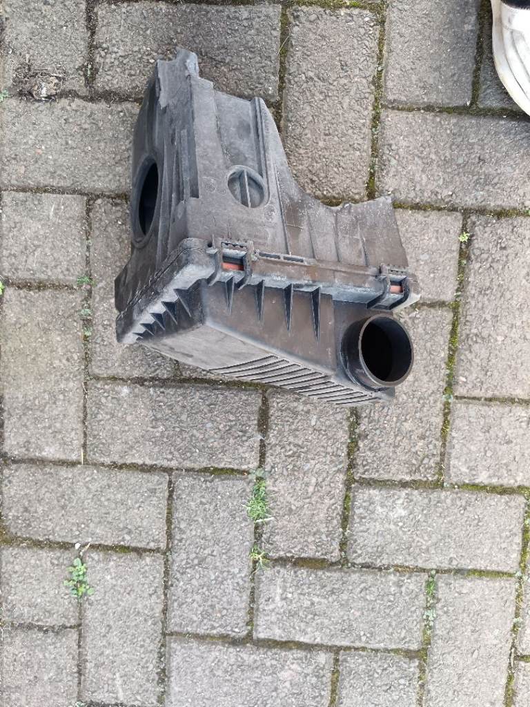 Mini Cooper R50 2006 air filter box, no broken clips good working condition 