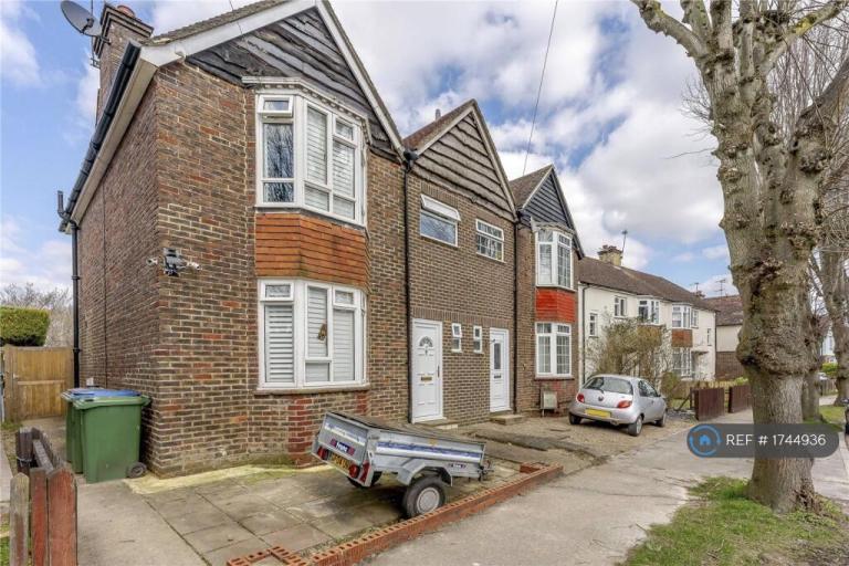 3 bedroom house in Leith View Road, Horsham, RH12 (3 bed) (#1744936)