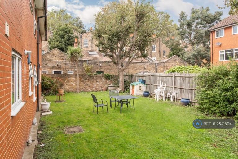 3 bedroom flat in Clark Street, London, E1 (3 bed) (#2841504)