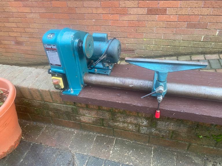 Wood turning lathe