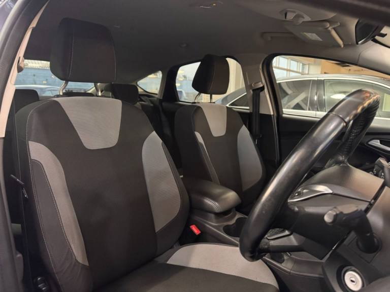 2014 Ford Focus 1.6 TDCi 115 Zetec Navigator 5dr HATCHBACK DIESEL Manual
