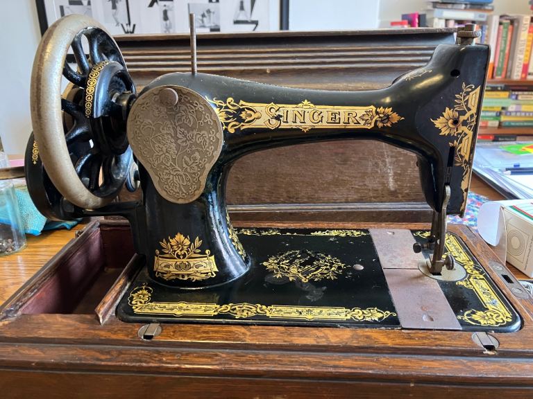 Antique Singer sewing machine (c.1908)