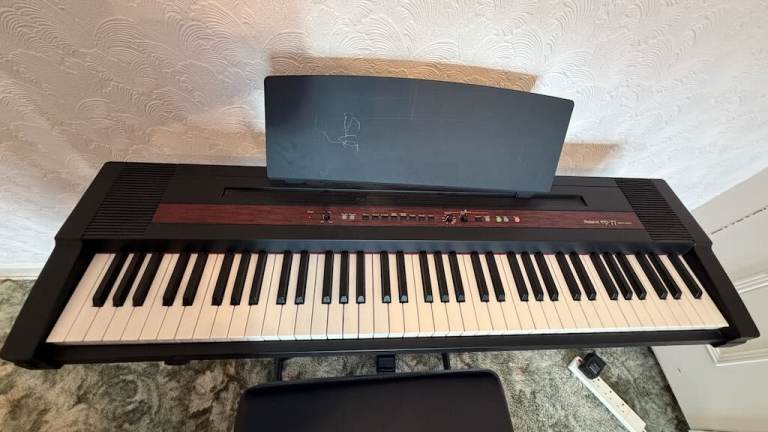 Roland EP-77 Digital Piano – Matching Stand, Bench & Pedal – Excellent