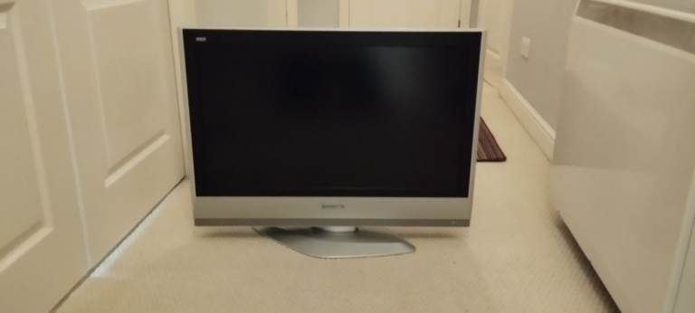 Selling LCD tv ,lamps,nest of tables, Bed side drawers,printer
