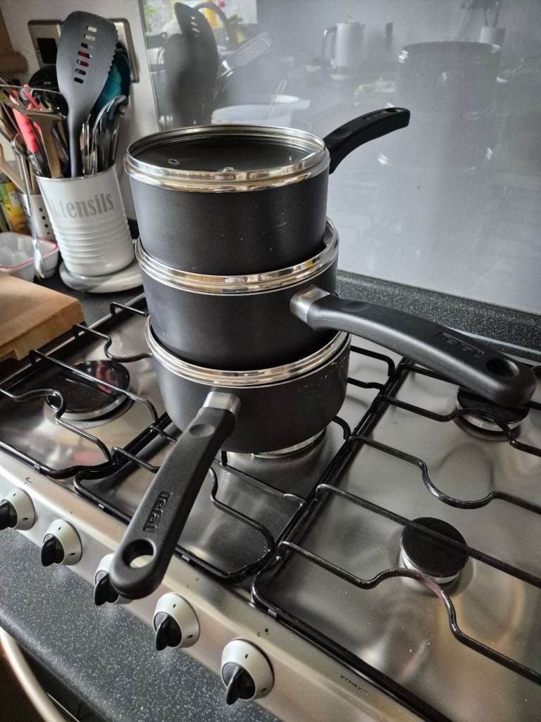 Tefal 3-Piece Non-Stick Cookware Set in excellent condition - 16cm, 18cm and 20cm with Lids