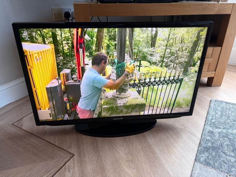  Samsung LED TV 32" with remote control/ cable plus user instructions 