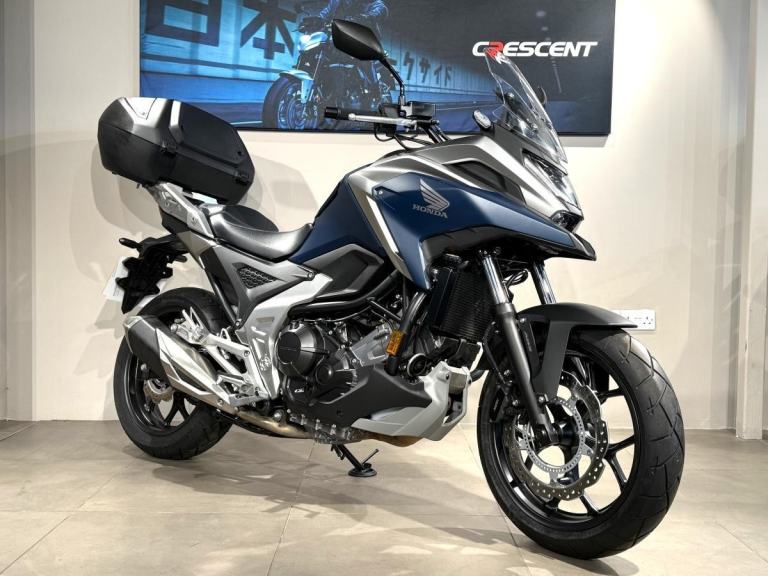 HONDA NC750X (NX750XA-P) 2022 ONLY 762 MILES, TOP BOX GRIPS AND STAND