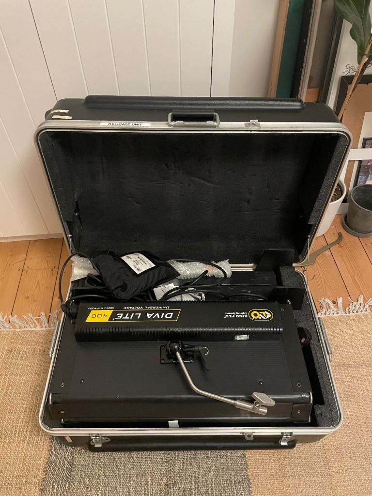 Kino Flo diva lights x 2. 