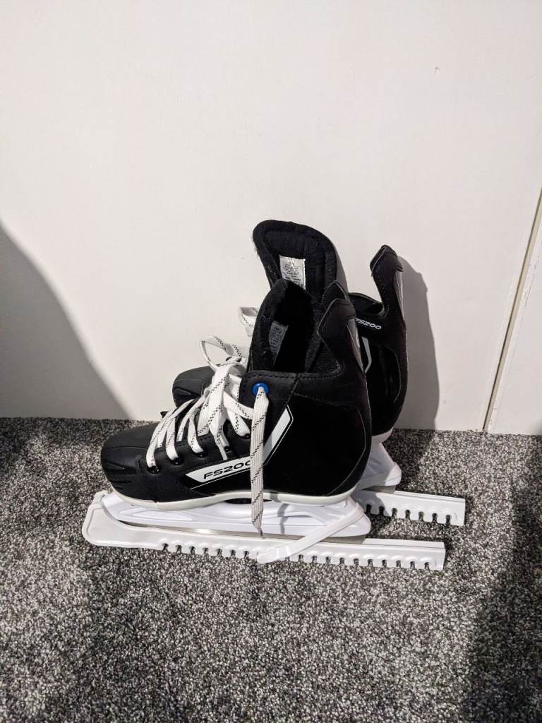 Kids adjustable ice skates 
