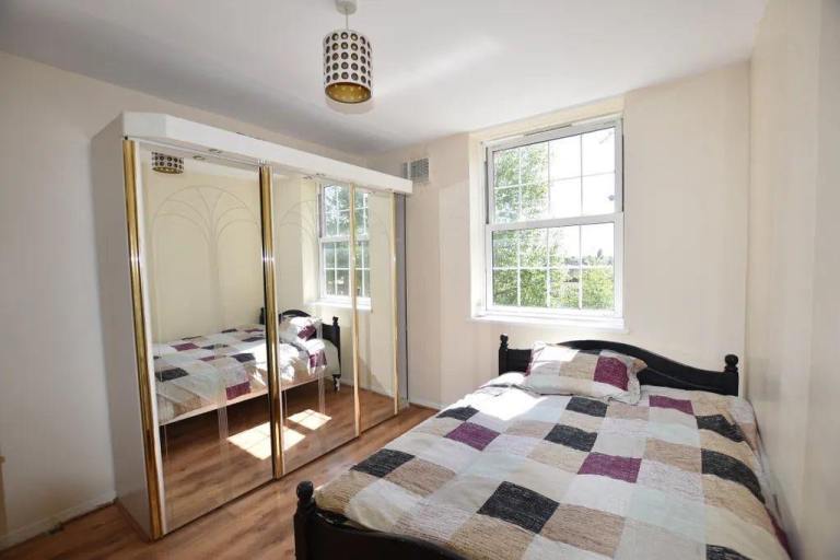 Double Room for Couple available in Shepherd Bush (Zone 2) 