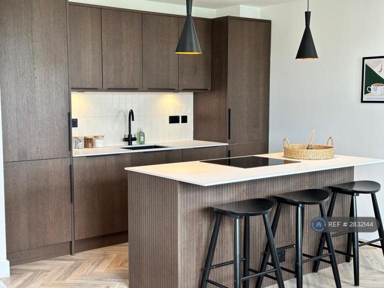 1 bedroom flat in St. Paul's Court, London, SW4 (1 bed) (#2832144)