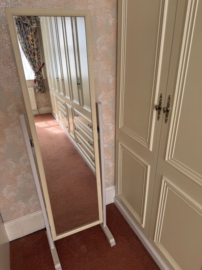 Free standing mirror