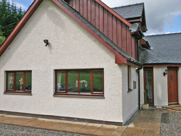 Modern 1 bedroom apartment a short drive north of Fort William towards Spean Bridge