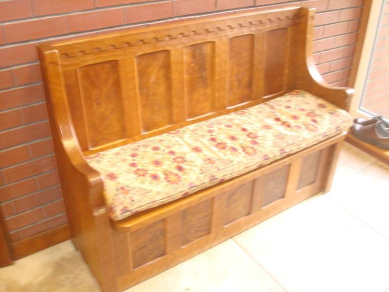 Robert Mouseman Thompson Vintage Oak Settle - Burr Oak