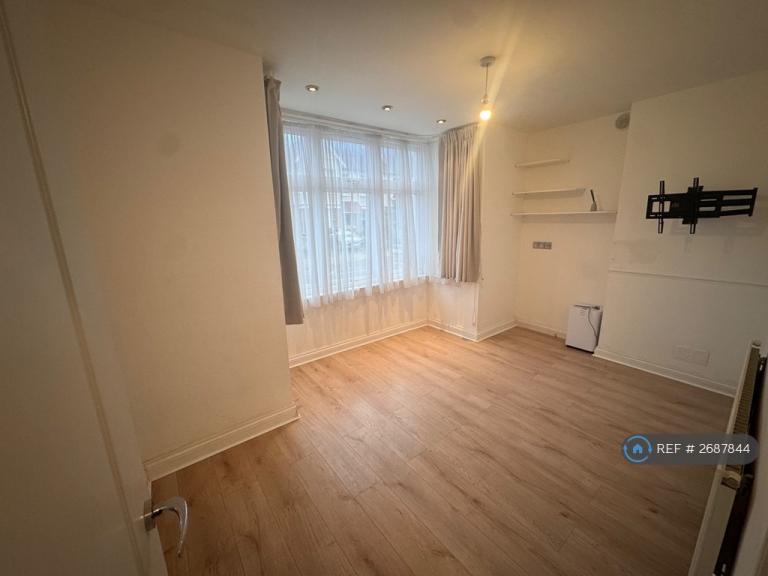 1 bedroom flat in Percy Road, Hampton, TW12 (1 bed) (#2687844)