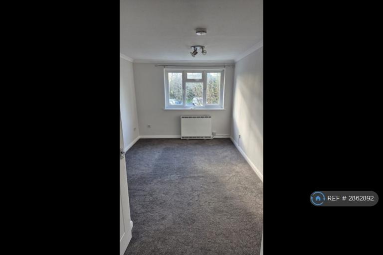 1 bedroom flat in Tewkesbury Close, Basingstoke, RG24 (1 bed) (#2862892)