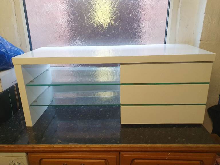 White gloss tv unit
